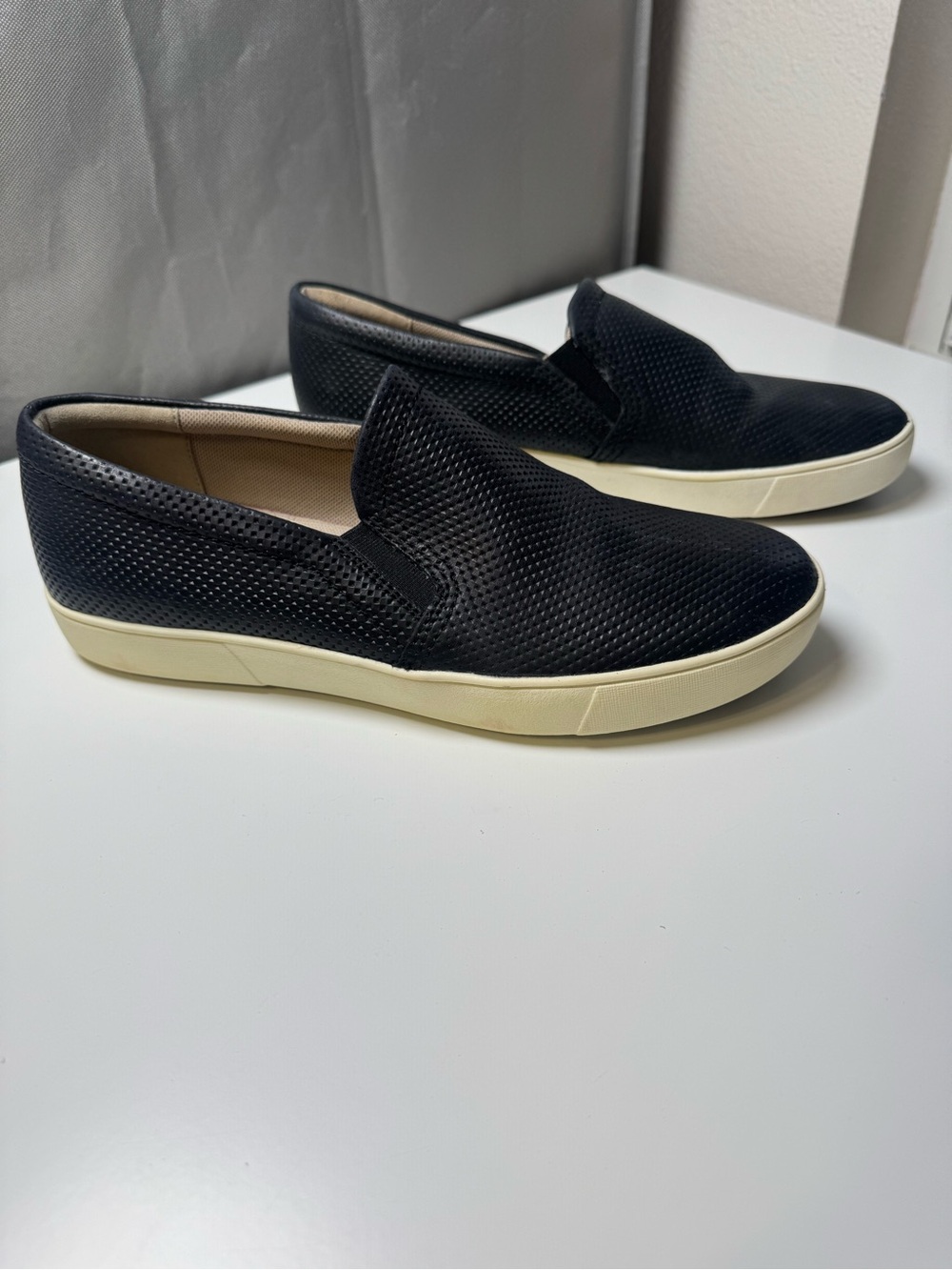 Women’s Naturalizer Casual Slip-On Sneakers. Size 9